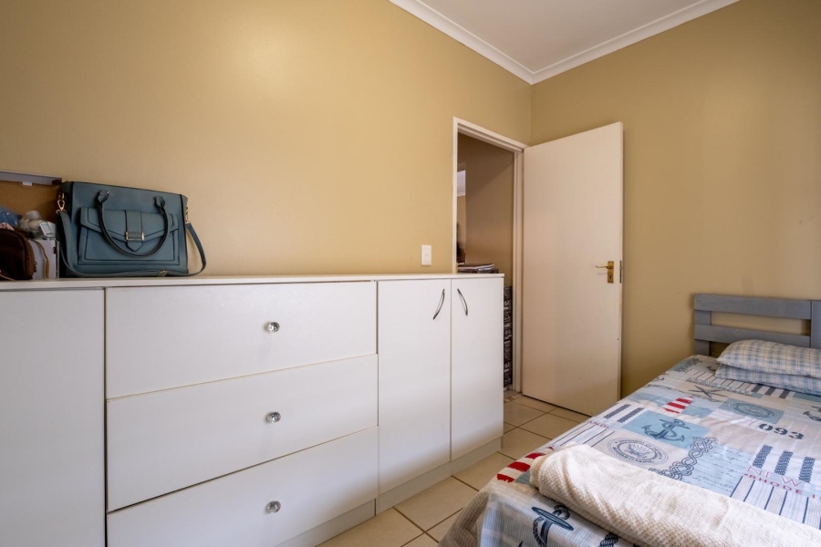 To Let 2 Bedroom Property for Rent in Uitzicht Western Cape